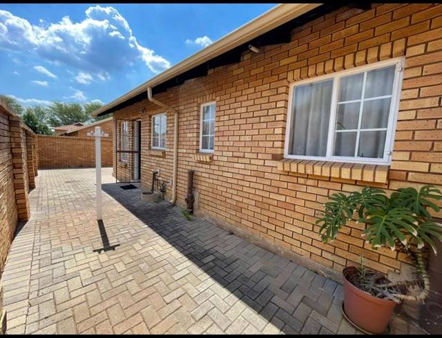 2 BEDROOM TOWNHOUSE FOR SALE IN MONTANA